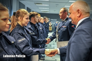 Wojewoda Lubuski gratuluje policjantowi