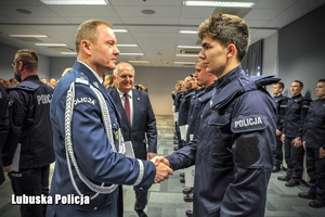 Komendant Wojewódzki Policji gratuluje policjantowi