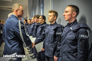 Komendant Wojewódzki Policji gratuluje policjantowi