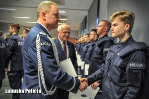 Komendant Wojewódzki Policji gratuluje policjantowi