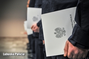 Akt ślubowania w dłoni policjanta