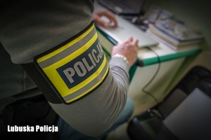 policjant pracujący przy laptopie