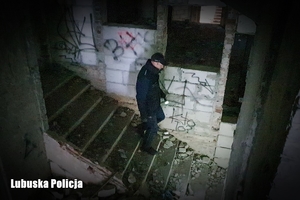 Policjant sprawdza opuszczony budynek