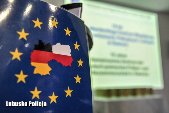 Logo Unii Europejskiej z flaga Polski i Niemiec na tle prezentacji