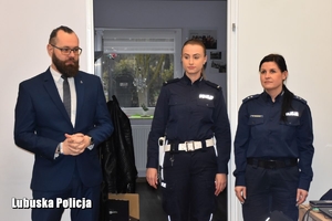 policjantki i mężczyzna