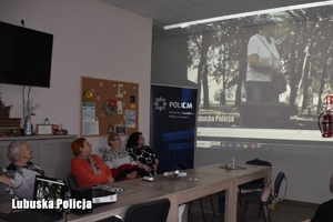 seniorzy słuchają prezentacji