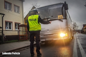 policjant kontroluje autokar