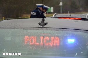 napis POLICJA wyświetlany w radiowozie