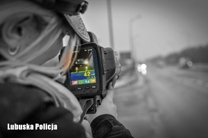 policjantka mierzy prędkość pojazdów