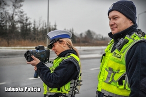 policjantka mierzy prędkość pojazdów