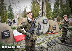 Posterunek honorowy przed pomnikiem Armii Krajowej.
