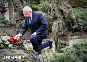 Wojewoda Lubuski składa kwiaty przed pomnikiem.