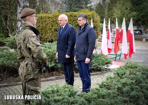 Wojewoda Lubuski i Dyrektor Biura Wojewody Lubuskiego składają kwiaty przed pomnikiem.