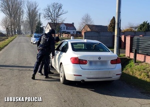 Policjanci zatrzymali po pościgu kierującego samochodem osobowym