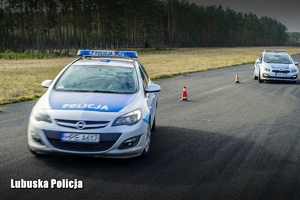 Policjanci w radiowozach pokonuję slalom