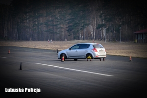 Policjanci trenują na trolejach