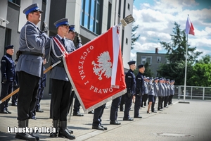 Poczet sztandarowy i policjanci podczas uroczystości ślubowania.
