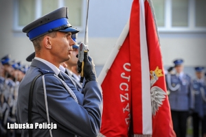 Policjant pocztu sztandarowego podczas uroczystości.