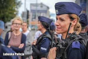 Policjantka podczas zabezpieczenia imprezy masowej.