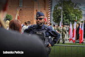 Policjant podczas zabezpieczenia imprezy masowej.