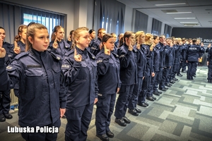 Policjanci stojący w rzędzie podczas ślubowania.
