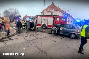 Policjanci z strażacy zabezpieczają miejsce zdarzenia.