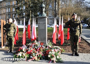 Posterunek honorowy przed pomnikiem rotmistrza Witolda Pileckiego.