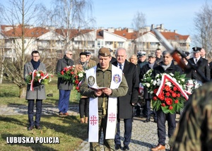 Kapelan wojskowy podczas modlitwy podczas uroczystości.