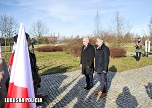 Wojewoda Lubuski i Dyrektor Generalny Lubuskiego Urzędu Wojewódzkiego oddają hołd przed pomnikiem.