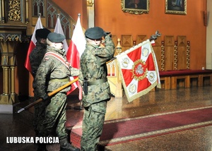 Prezentacja sztandaru wojskowego w kościele.