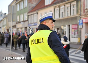 Policjant drogówki podczas zabezpieczenia uroczystości.