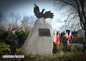 Posterunek honorowy przy pomniku Żołnierzy Wyklętych.