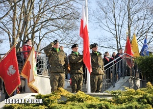 Poczet flagowy podczas podniesienia flagi na maszt.