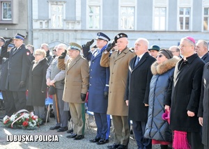 Oddanie honorów podczas wykonywania hymnu państwowego.