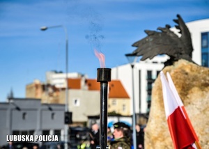 Płomień na tle pomnika.