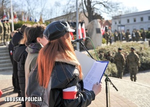 Młodzież podczas śpiewania patriotycznych pieśni.