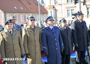 Żołnierze i funkcjonariusze podczas uroczystości.