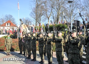 Oddanie salwy honorowej przez żołnierzy.