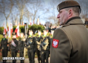 Żołnierz na tle kompanii honorowej.