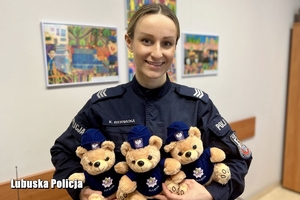 policjantka trzyma misie