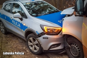 uszkodzony bus i radiowóz