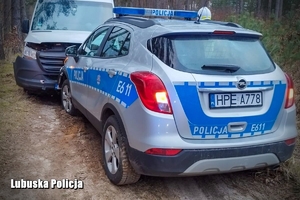 uszkodzony bus i radiowóz