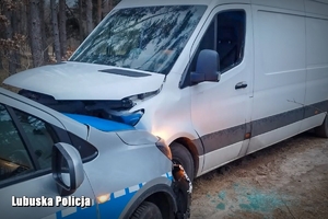 uszkodzony bus i radiowóz