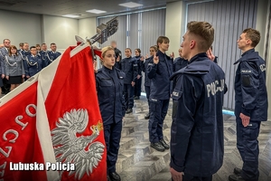 Policjanci ślubujący na sztandar