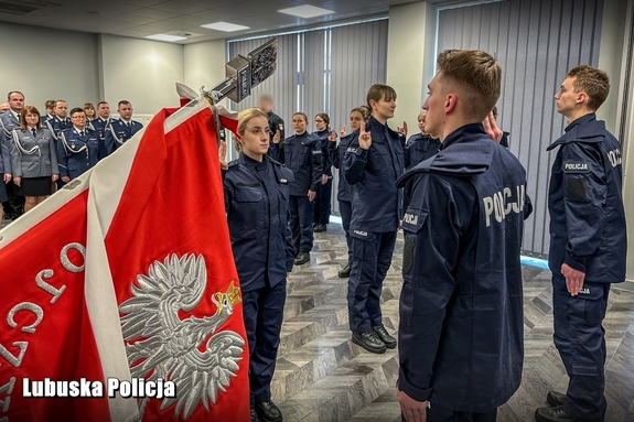 Policjanci ślubujący na sztandar