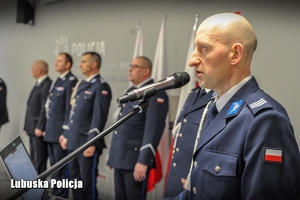 policjant przemawia z mównicy