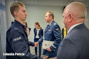 policjant przyjmuje akt ślubowania