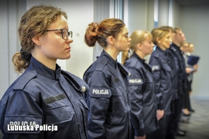 policjanci stoją w szeregu