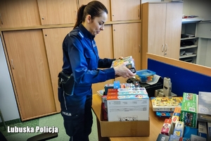 Policjantka pakuje zabawki
