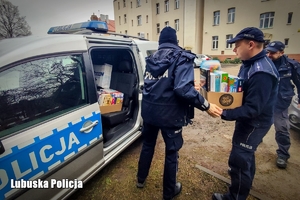 Policjanci wypakowują zabawki